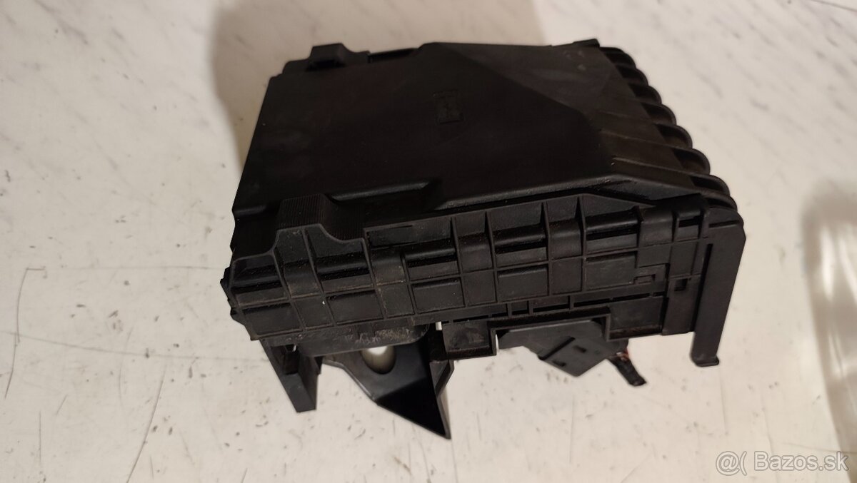 Poistková skriňa Škoda Superb 2