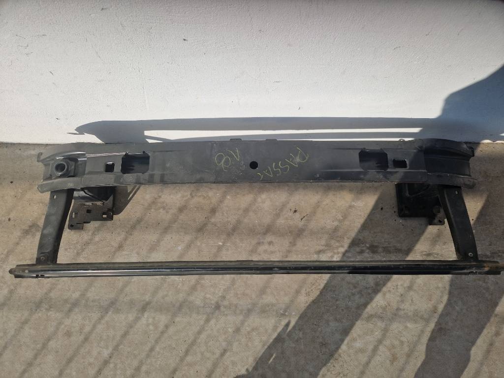 VW Passat B8 15- predna vystuha