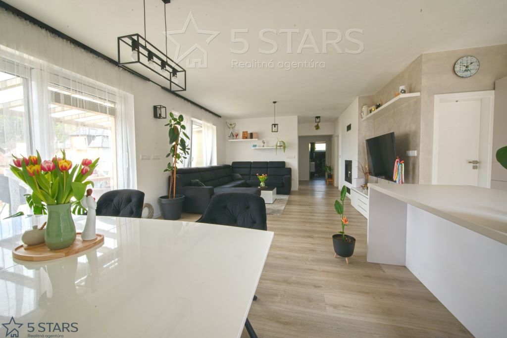 4-izbový dom na predaj · 733 m² · Trenčín — 249 999 €