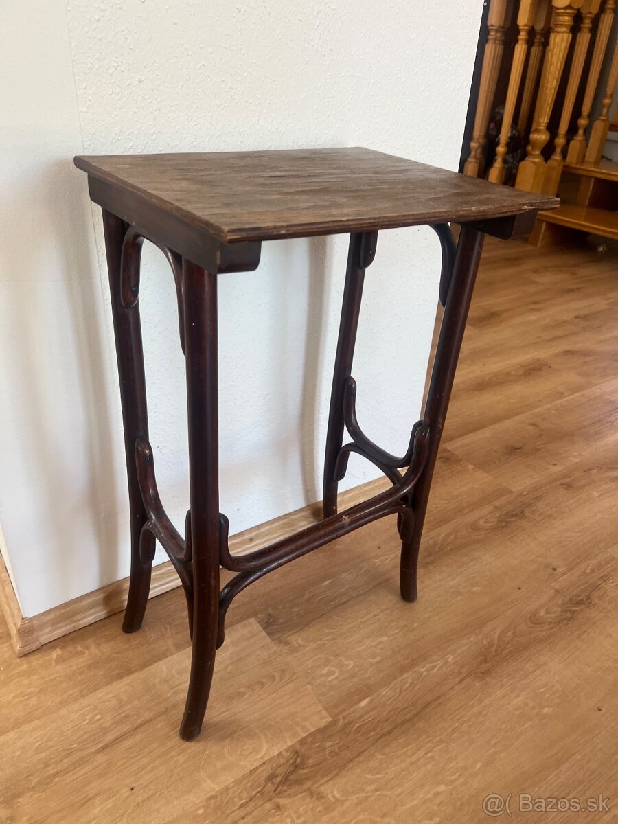 stolík Thonet