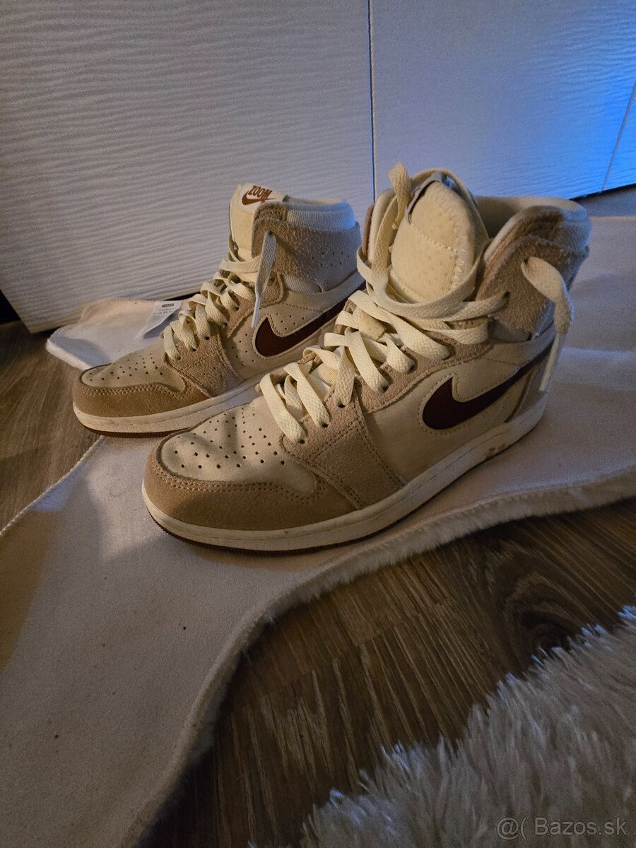 NIKE