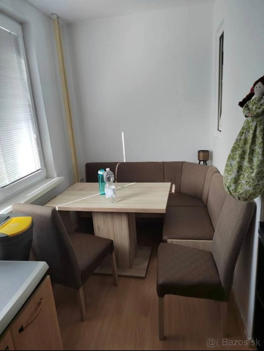 Ubytovanie stredná/vysoká škola študentky byt-Nitra-Chrenová