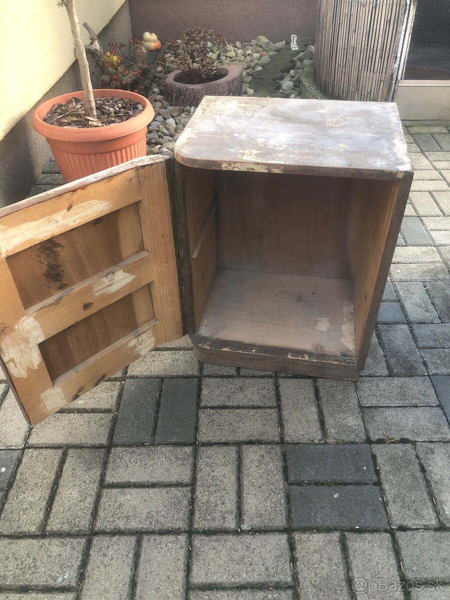 Predám Starodávný Stolík a Korito