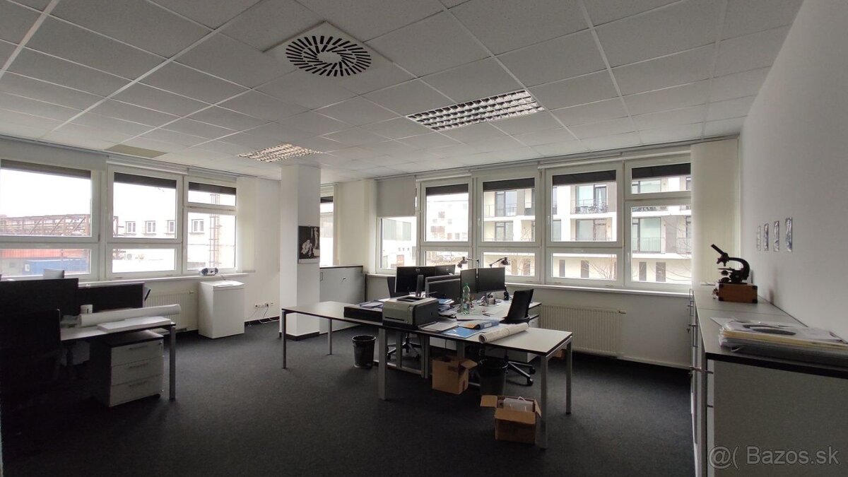 Administratívny celok 4 kancelárií 200m2, s terasou a parkov