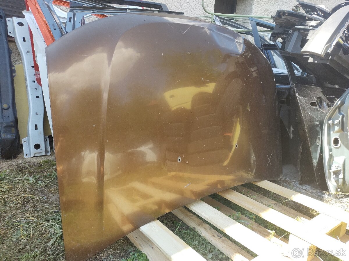 Renault Duster - predná kapota