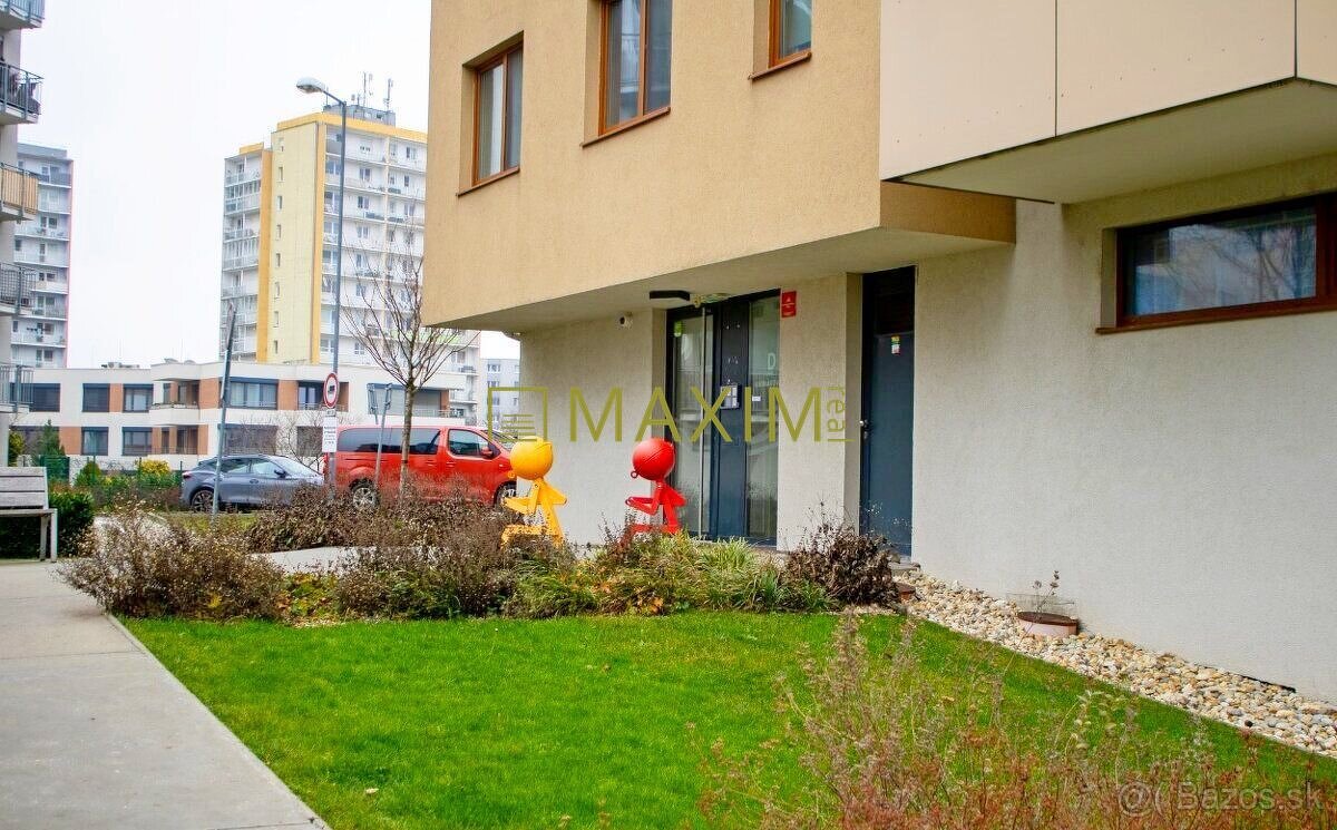 S parkovacím státím 1 izbový byt na ulici Kadnárova v Bratis