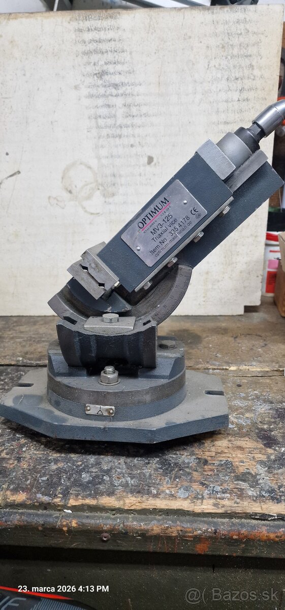 Trojosy otočný zverak