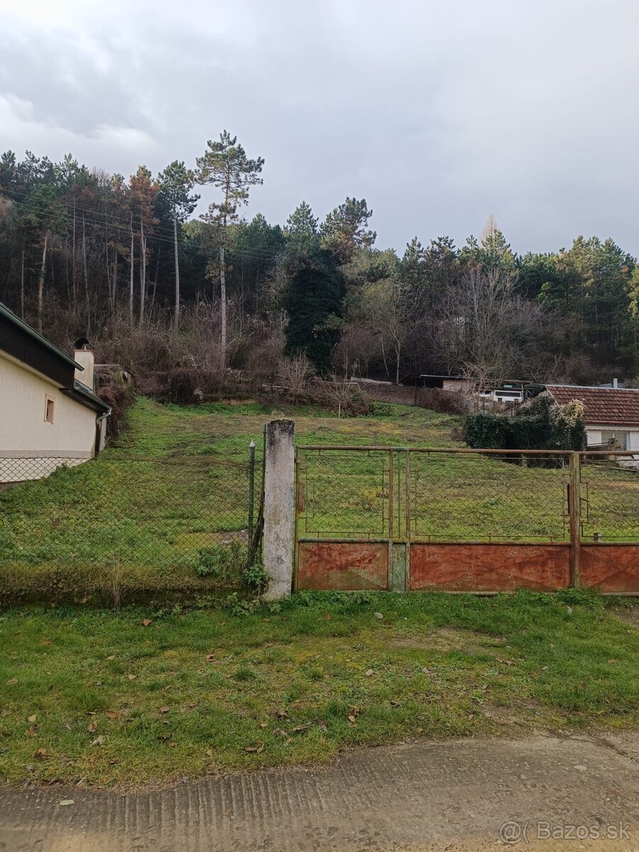 Predám stavebný pozemok v obci Modrová