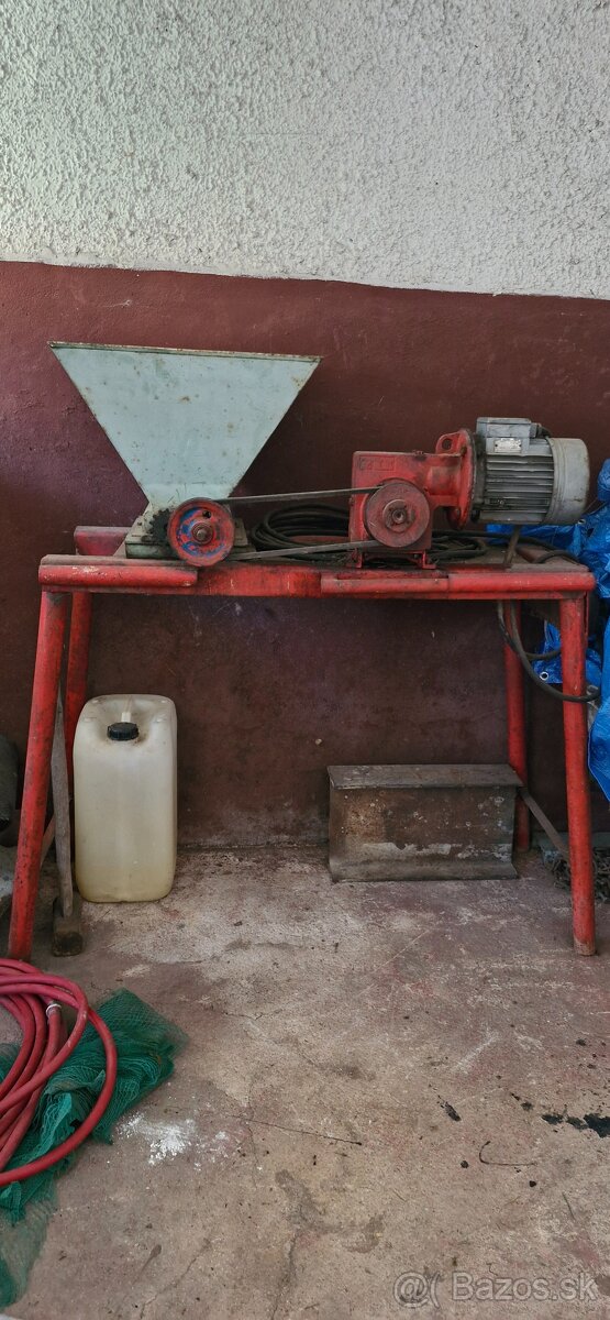 Elektrický mlynček na hrozno