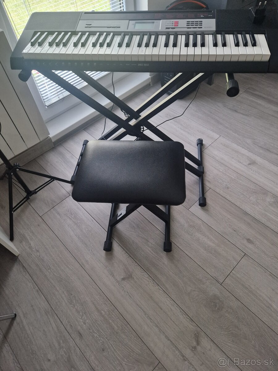 Klávesy .stolička. stojan