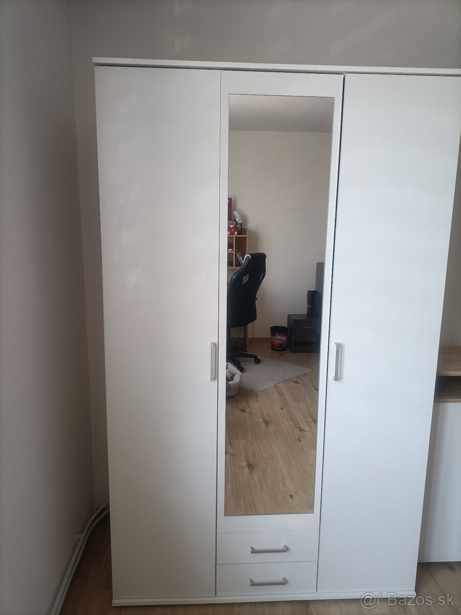 Šatníková skriňa