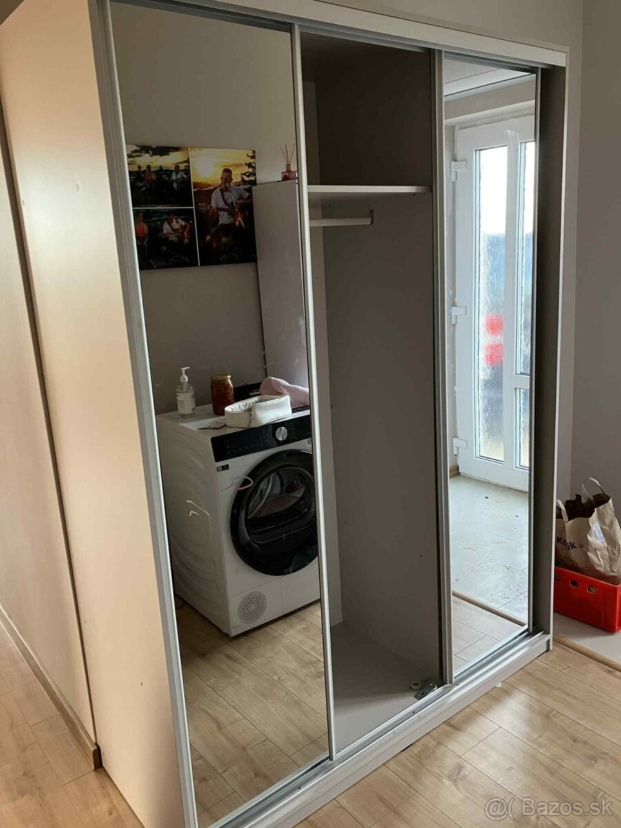 Šatníková skriňa farba kašmír 3x zrkadlové posuvné dvere