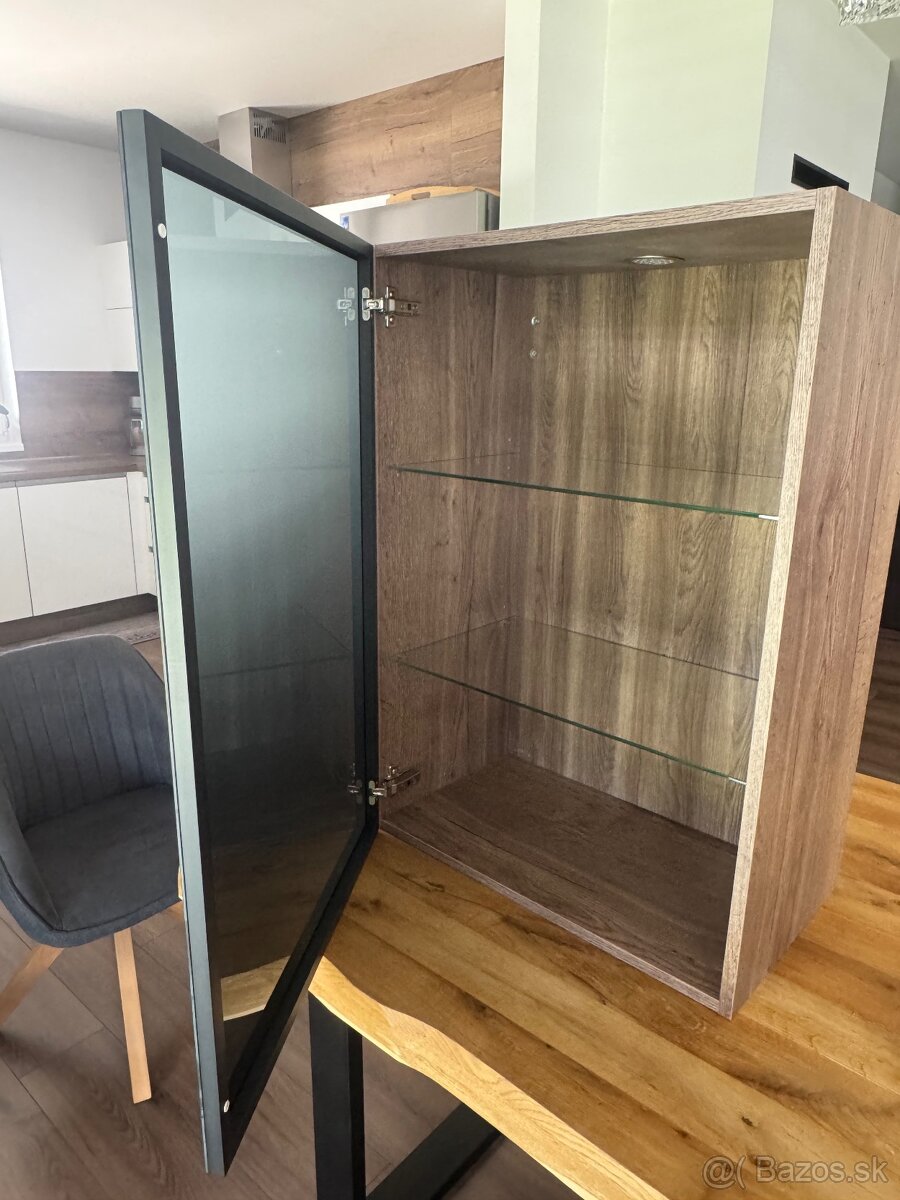 Závesná Presklená Skrinka