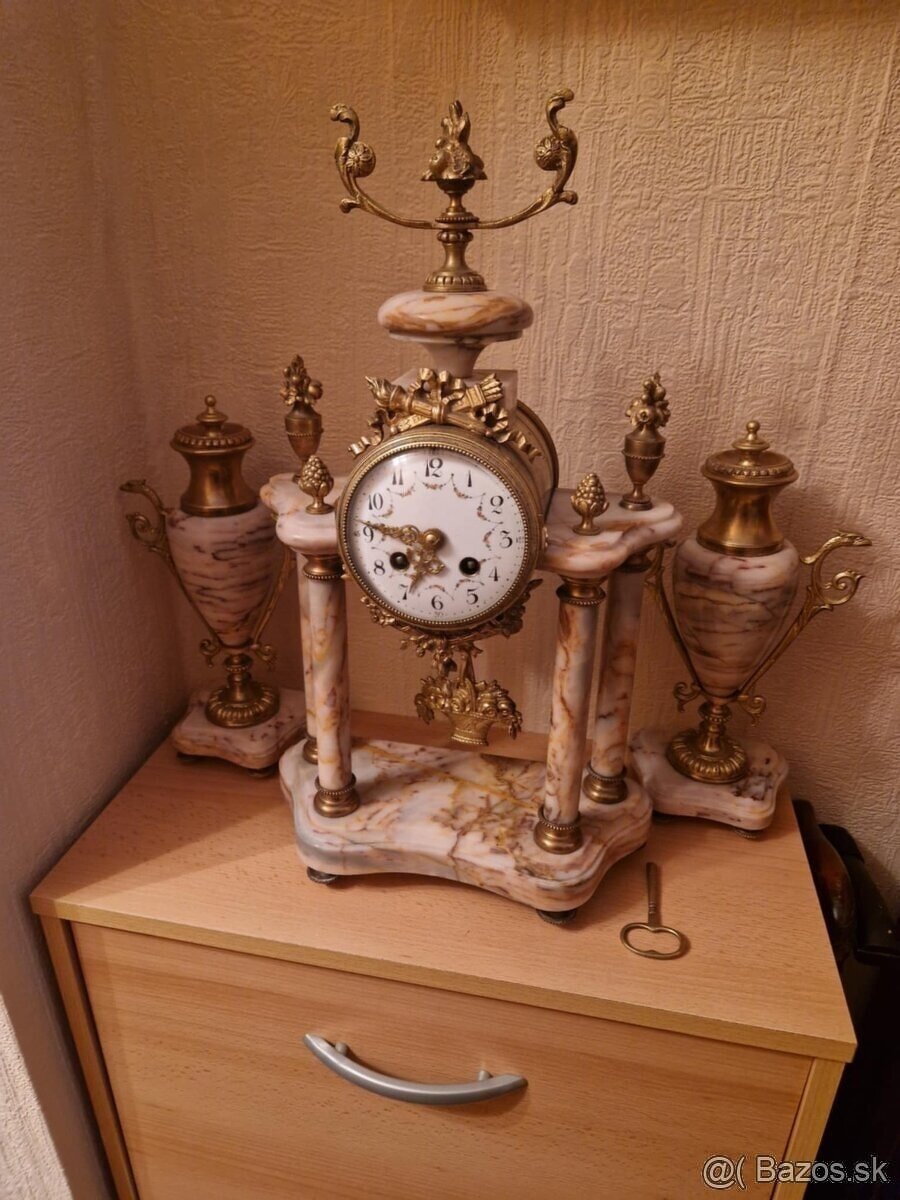Mramorove hodiny a vazy