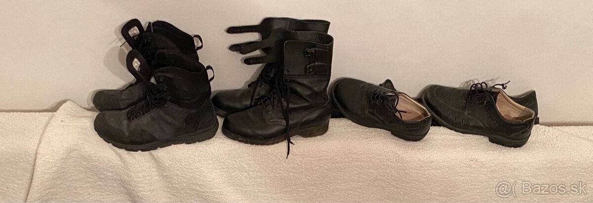 Policajné topánky a kanady