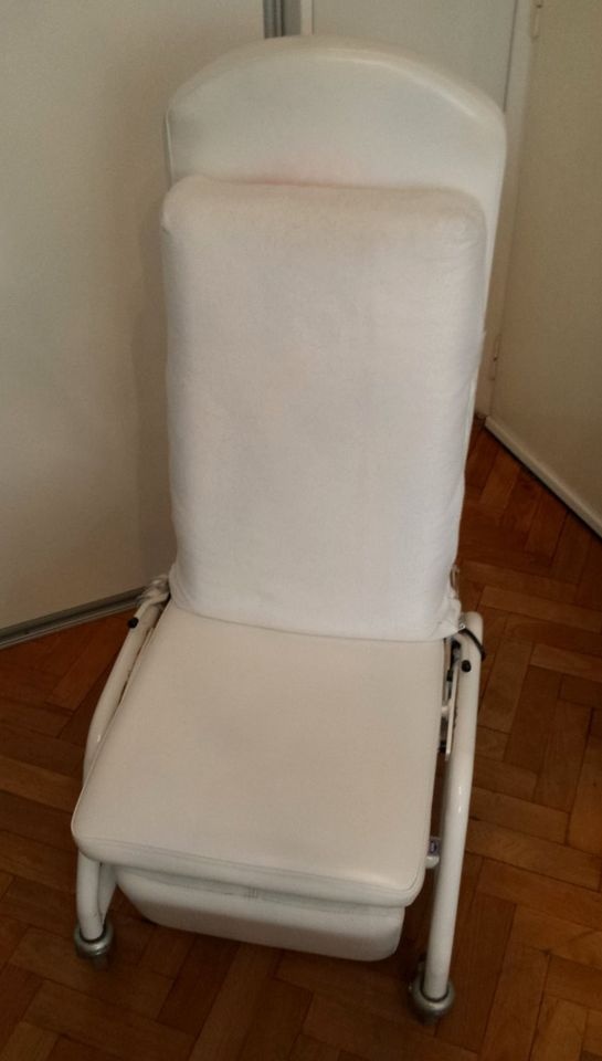 Elektricky polohovateľná stolička s ovládačom