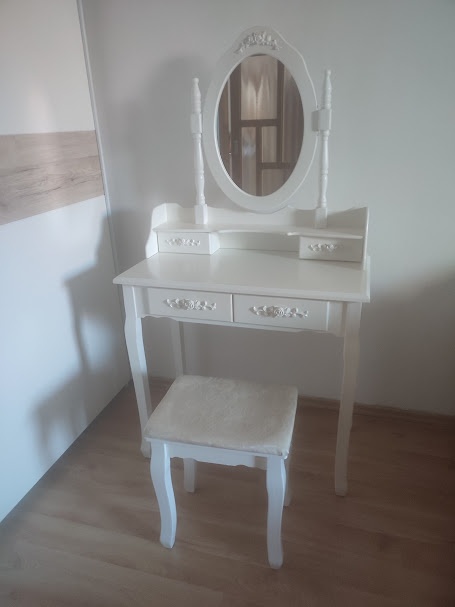 Kozmetický stolík s taburetkou