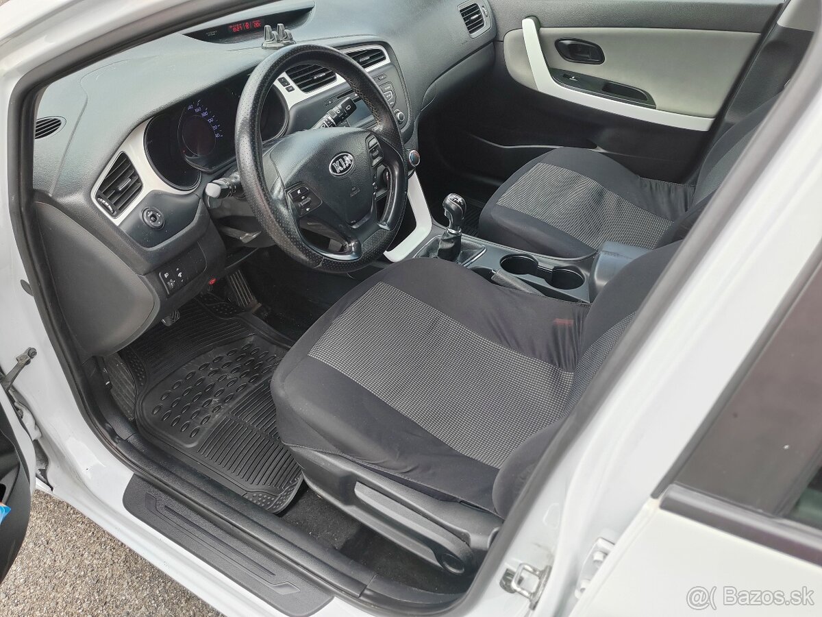Kia ceed hatchback 2015 1.4 CRDI diesel M6 - Možné splátky