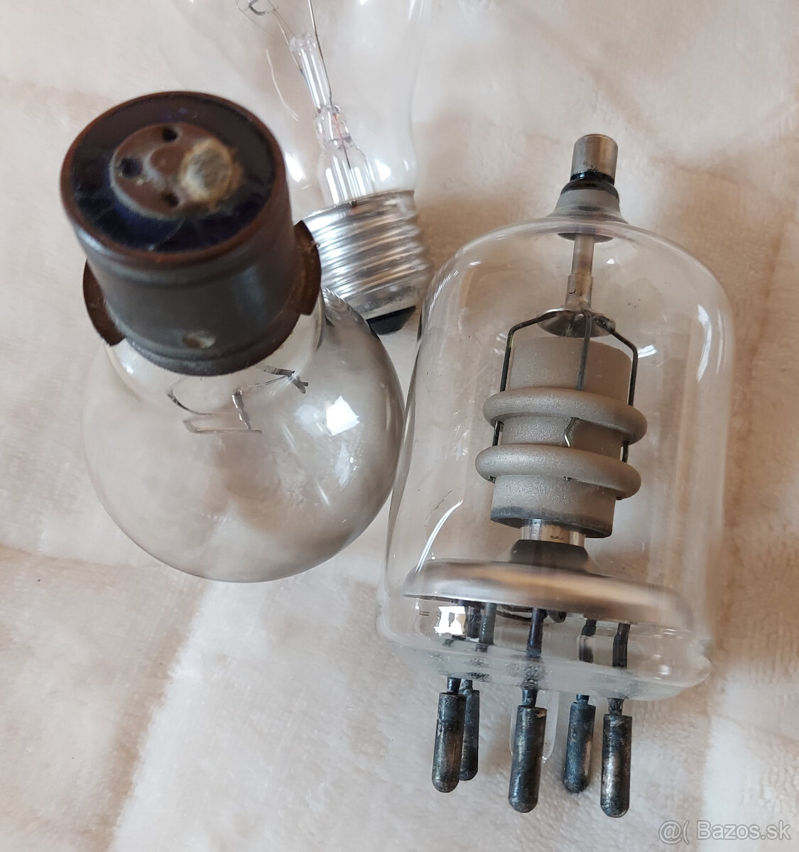 Predám žiarovku a elektrónku do vitríny