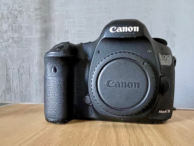 Canon 5D Mark III telo