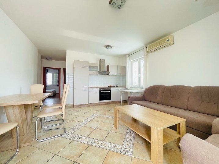 Trojizbový zariadený apartmán s terasou, Novalja, Chorvátsko