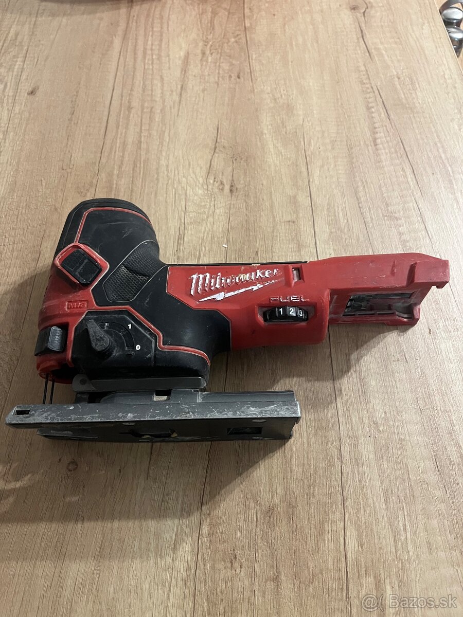 Akumulátorová priamočiara píla Milwaukee