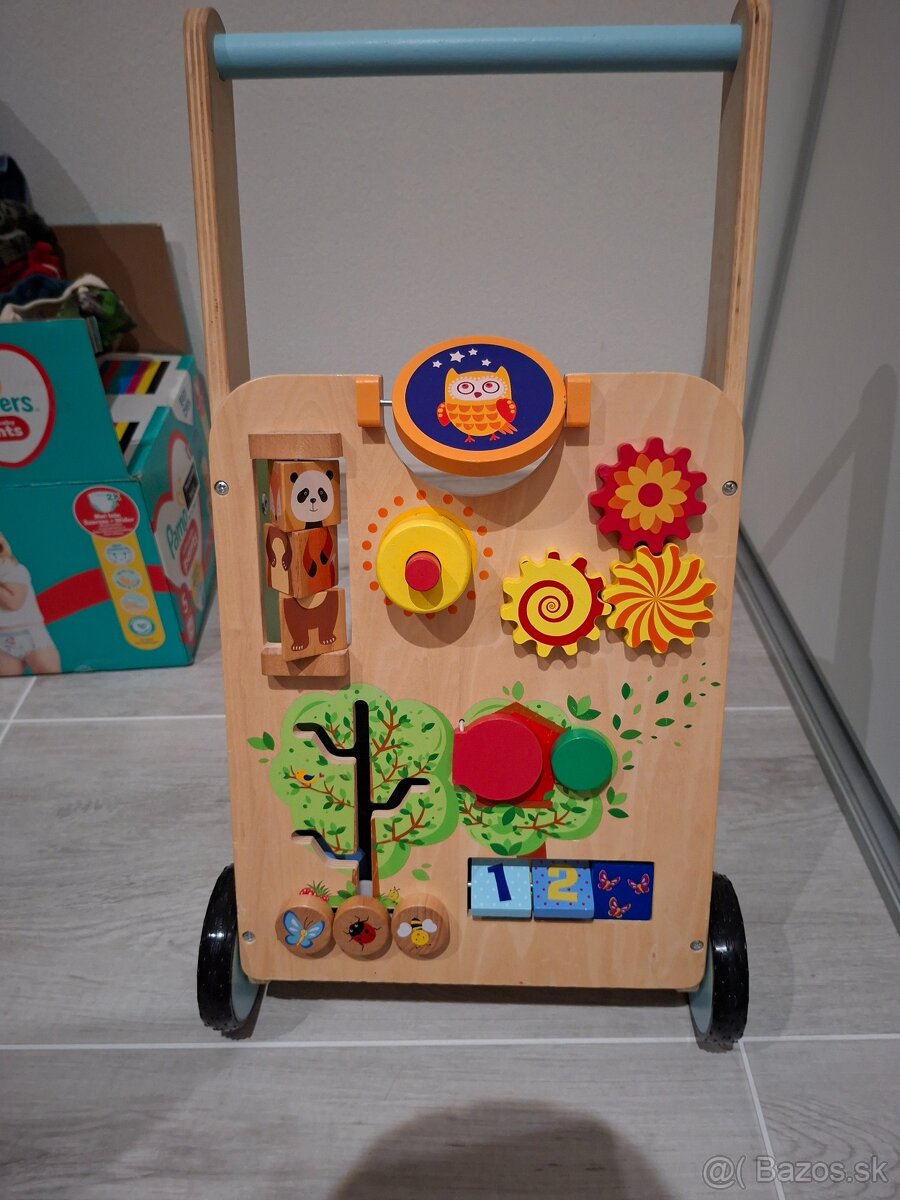 Drevené chodítko s aktivitami