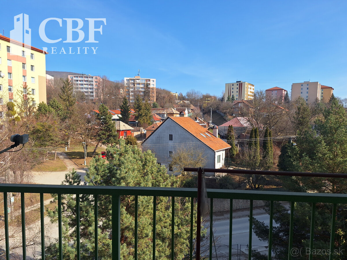 1-IZBOVÝ BYT S DVOMA BALKÓNMI V CENTRE MESTA ROŽŇAVA 