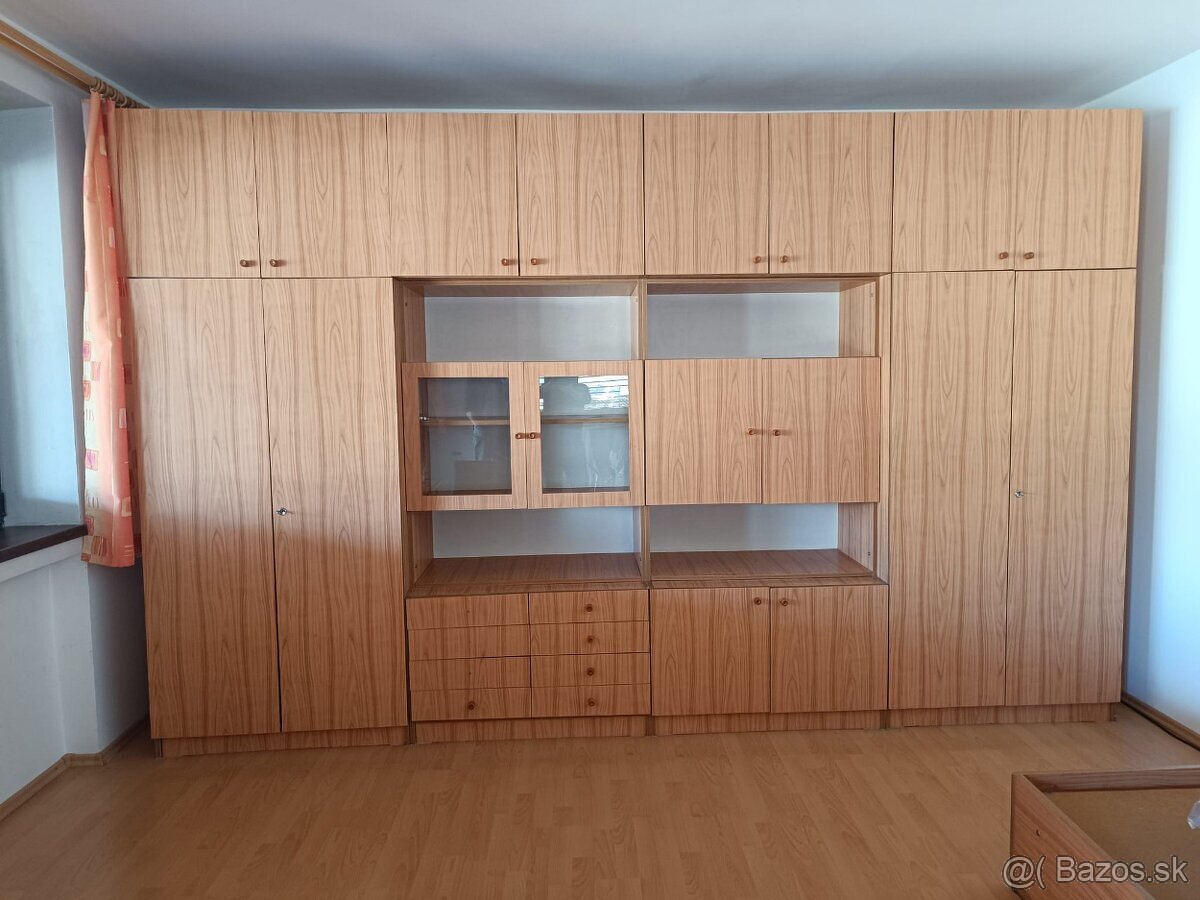 Retro obývacia stena s posteľou
