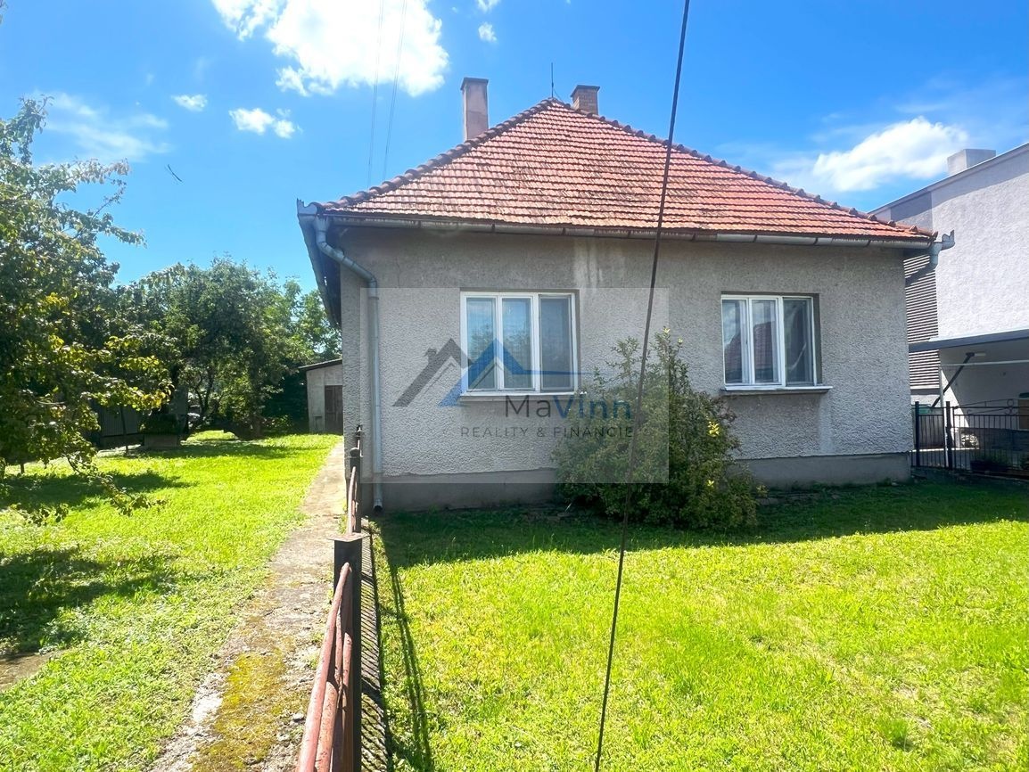 PREDAJ dom s garážou a pozem. v Oslany
