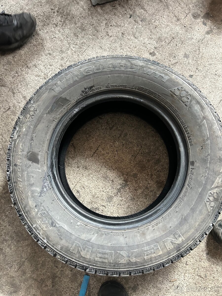 Predam 2 ks zimne pneu 225/70 r15C Nexen Winguard