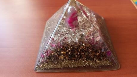 Pyramída orgonit + labuť z mienrálu