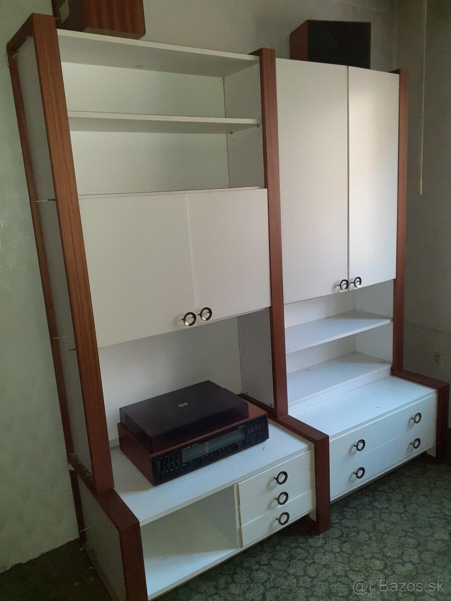 Darujem bielu obyvaciu retro stenu