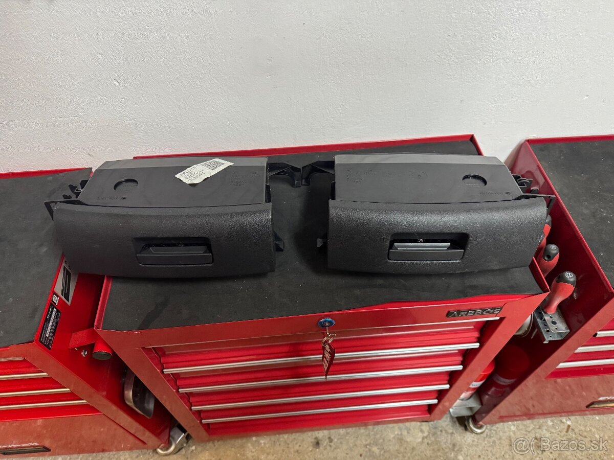 Šuflíky pod predné sedačky golf7