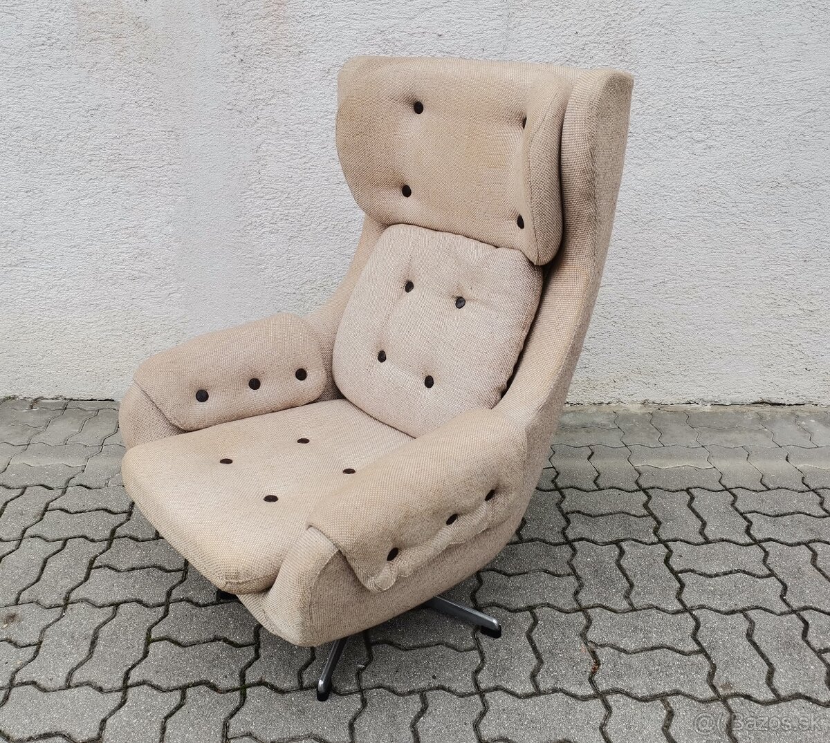 Velke retro otocne kreslo usiak Up Zavody