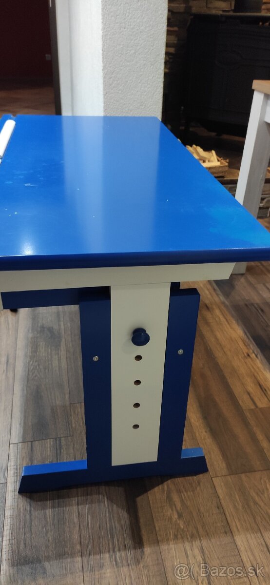 Rastúci písací stôl + stolička grátis