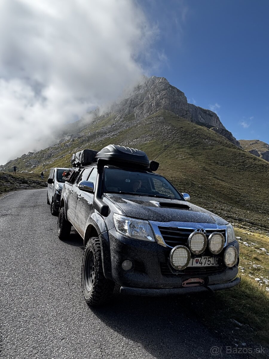 Toyota Hilux podvozková sada Ironmann a Old Man Emu