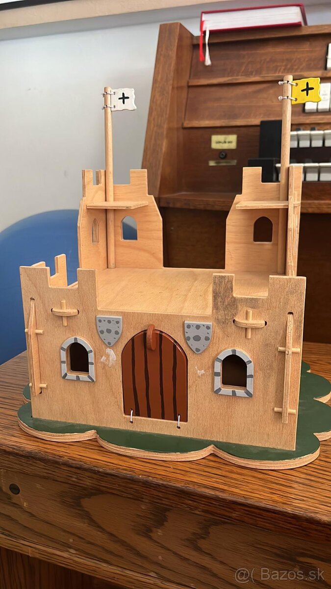 Drevený hrad s rytiermi, koňom a drakom