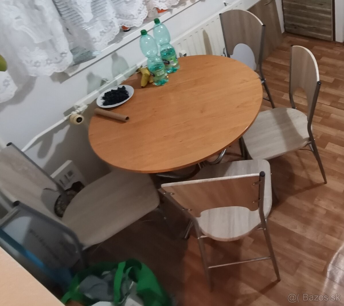Okrúhly jedálenský stôl