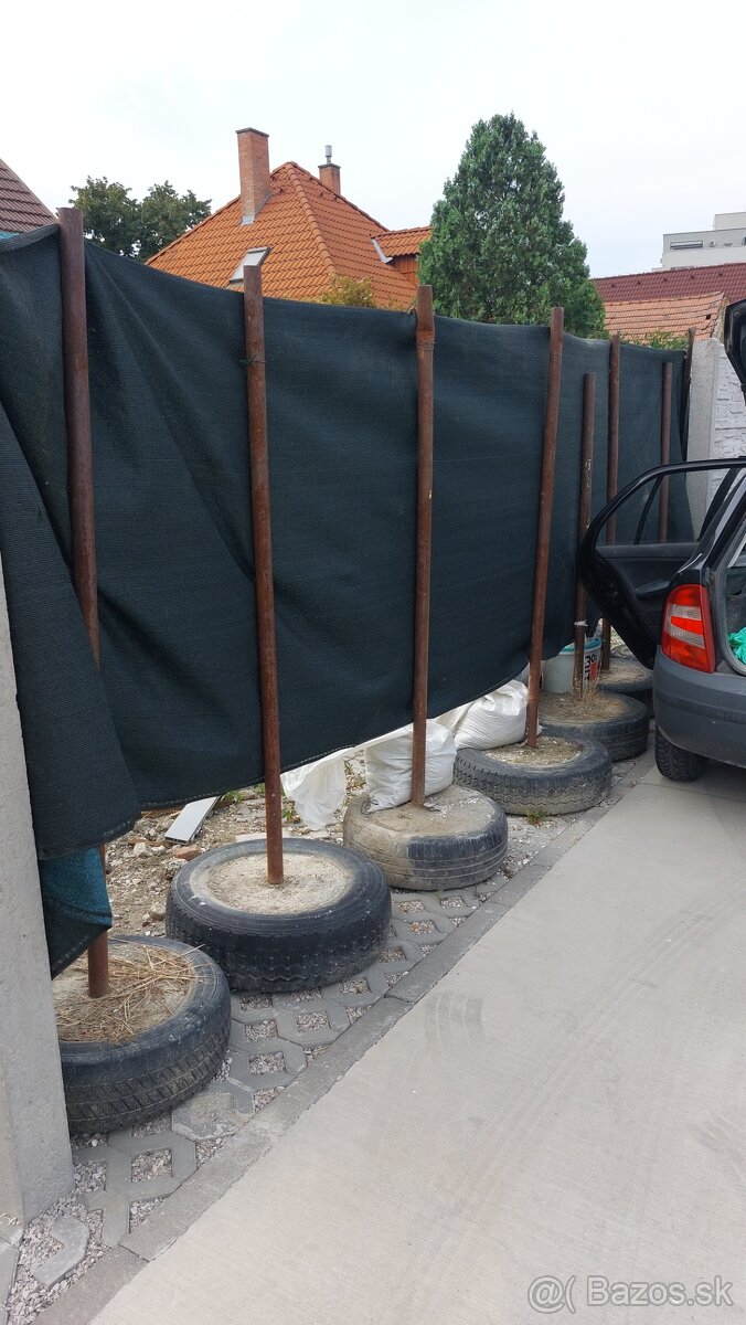 Stavebné dočasne oplptenie tyče s pneu v betóne a plachta ze