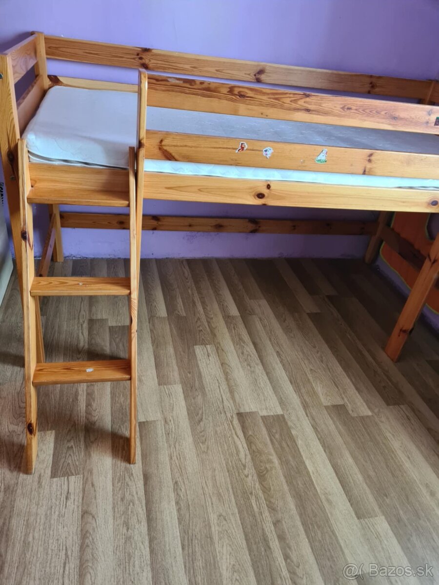 Detská posteľ s kĺzačkou