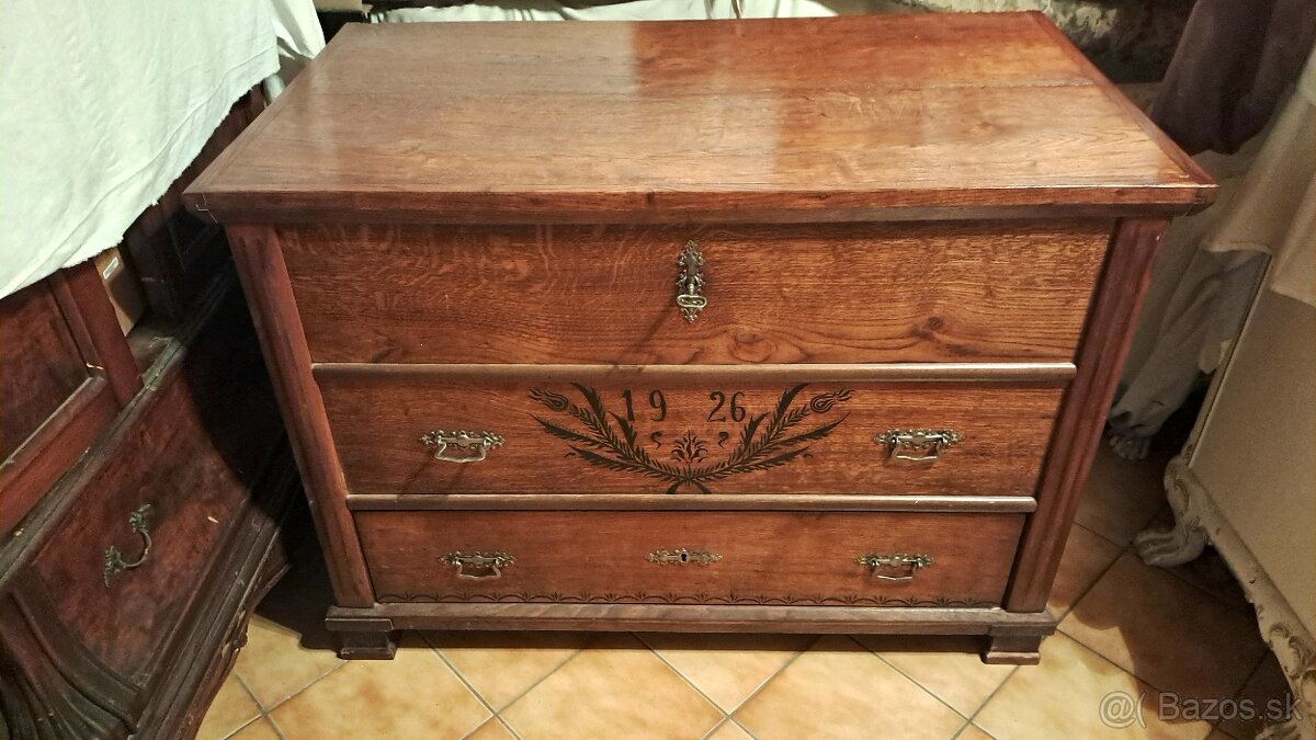 Predam starozitnu komodu