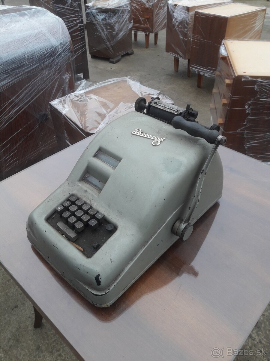 Predám mechanickú kalkulačku