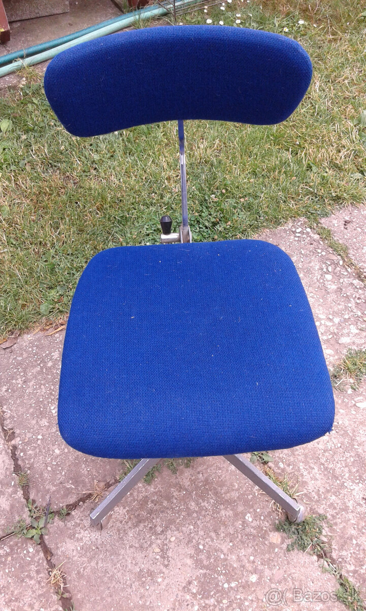 Predám retro kancelársku stoličku.