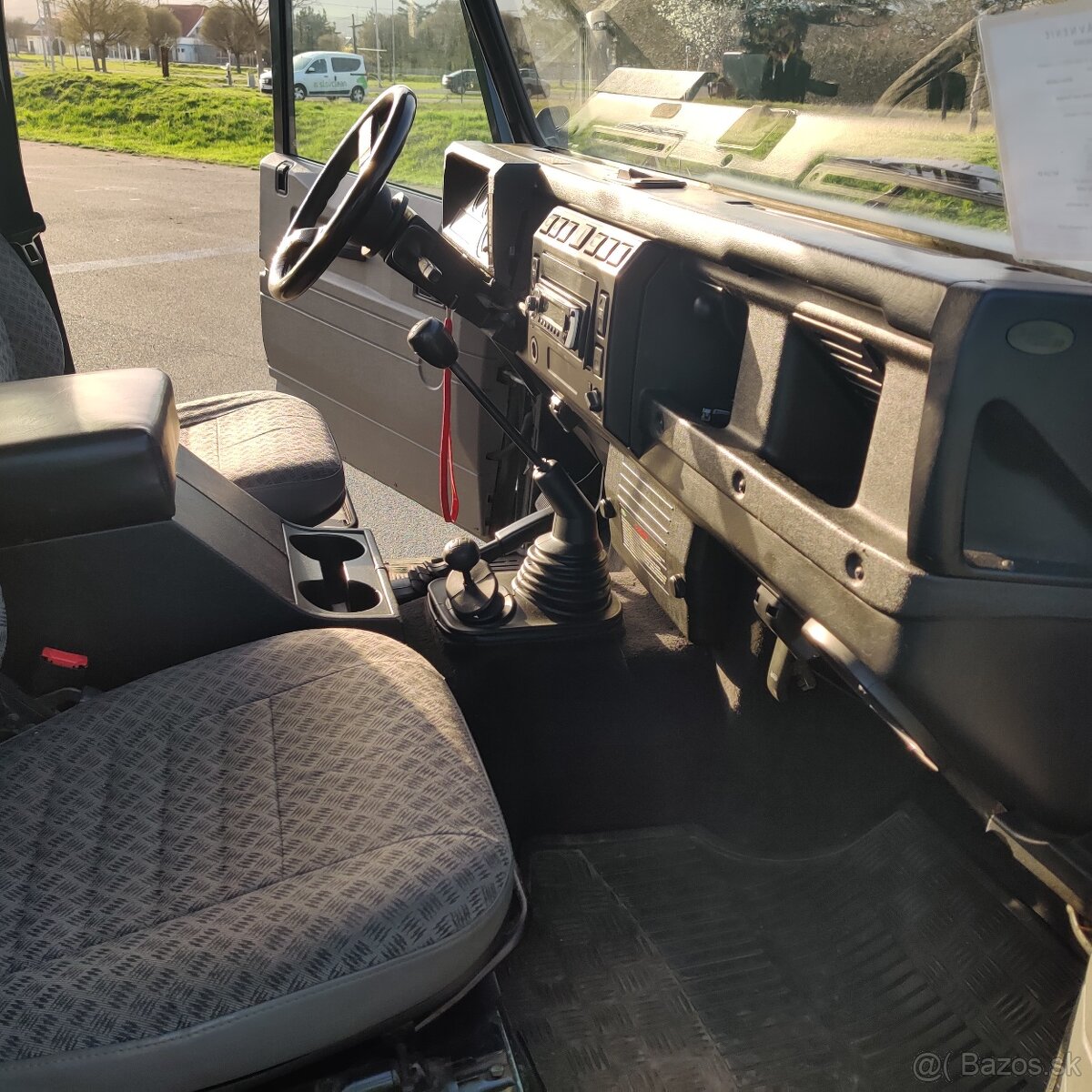 Land Rover Defender 9miest
