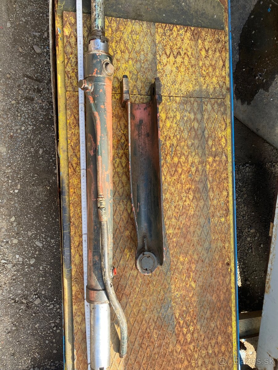Hydraulicky piest serva