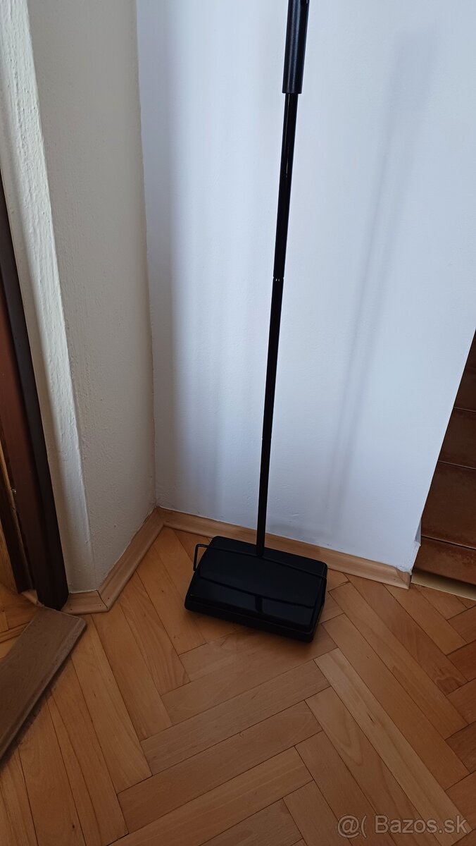 Nová mechanická metla
