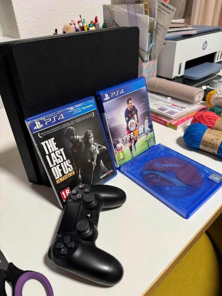 predám playstation 4 SLIM