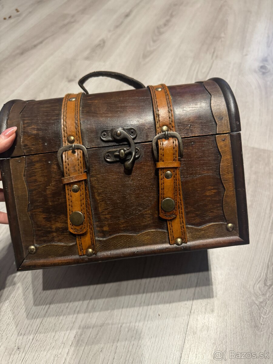 Drevená vintage truhlica