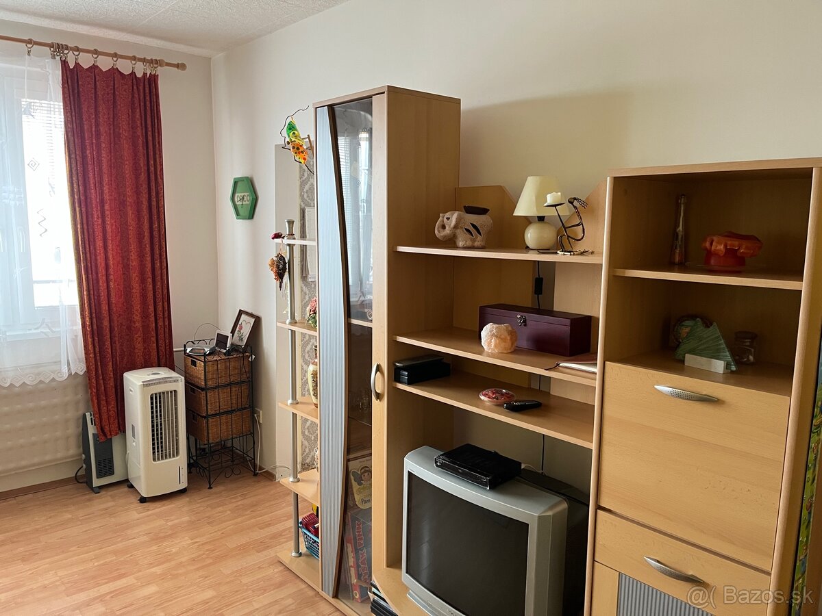 Predám posteľ a obývačkou stenu